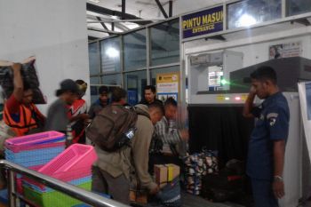 Jelang libur akhir tahun, ratusan penumpang meninggalkan Pelabuhan Baubau