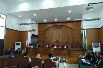 Sidang "bau ikan asin" ditunda tahun depan