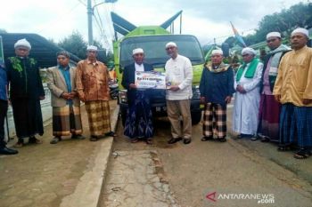 Bank Sumut serahkan truk sampah pada Pesantren Musthofawiyah