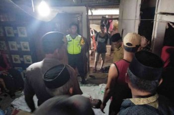 Membongkar kandang ayam, Eman tewas tersengat listrik