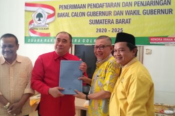 Sekjen DPD RI  Reydonnyzar Moenek daftar calon gubernur ke Golkar Sumbar