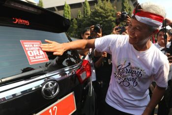 Stiker antikorupsi di mobil dinas, direspons pejabat