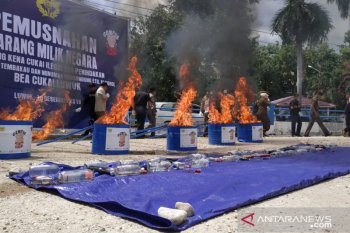 Kantor Bea Cukai Luwuk musnahkan rokok dan miras ilegal