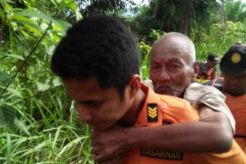 Warga Muaro Kiawai Pasaman Barat yang hilang ditemukan di semak-semak dalam kondisi lemah