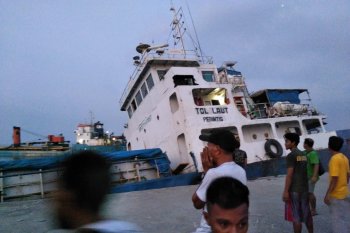 Kapal tol laut tenggelam di Pelabuhan Lewoleba