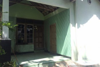 Selain pelemparan molotov, sebuah warung makan di Gamping juga dirusak orang