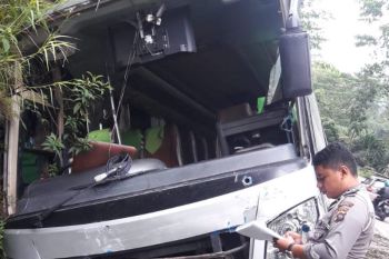 Akibat rem  blong  bus tabrak dua mobil dan hantam tebing  di Sitinjau Lauik