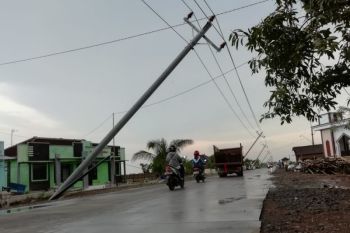 Sembilan tiang listrik di Pati nyaris rebah diterjang puting beliung
