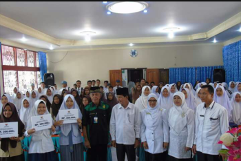 Baznas Sijunjung serahkan bantuan Rp194,4 juta