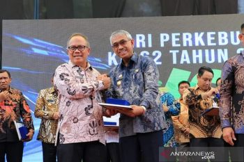 Bupati Lutim raih penghargaan perkebunan dari Kementan