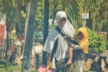 Sambil gendong anak 2,5 tahun, Rabania jalan kaki keliling Taliwang berjualan gorengan