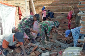 Kodim Sumbawa membersihkan rumah warga korban angin kencang