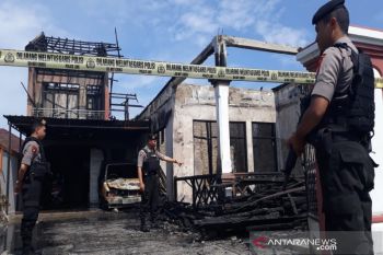Lampu hias picu kebakaran menghanguskan sebuah rumah