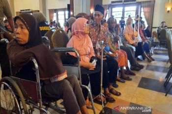 Polri bagikan ribuan paket sembako di Solo