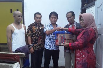 Dinsos menyerahkan bantuan kepada korban angin puting beliung