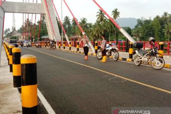 Debit air meningkat, polisi Dharmasraya imbau warga jauhi jembatan kabel stayed