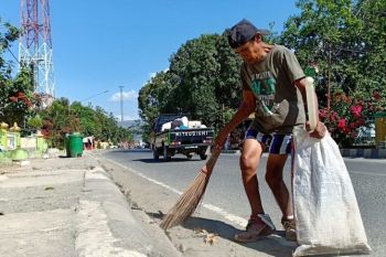 Meski keterbatasan fisik, Usman setia bersihkan Kota Taliwang