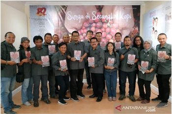 HUT Ke-82, LKBN ANTARA Jatim luncurkan buku "Surga di Secangkir Kopi"
