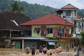 TUJUH RUMAH HANYUT DAN ROBOH DITERJANG  BANJIR