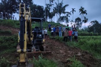 Warga Agam buka jalan 3,5 kilometer dengan dana pribadi