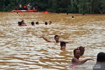 PENCARIAN KORBAN BANJIR DHAMASRAYA