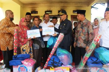 Bupati Hendrajoni Bantu Empat Kepala Keluarga Korban Kebakaran