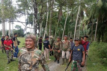 Perbakin-Polres Agam Lakukan Pegendalian Hama Tupai di Kebun Warga