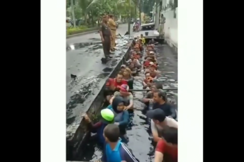 Terkait kasus honorer masuk got, Lurah Jelambar dicopot