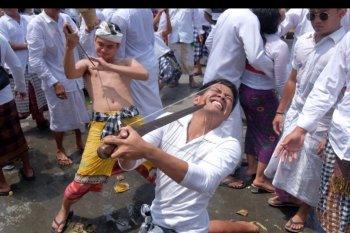 Upacara Nangluk Merana di Kuta