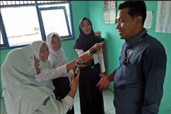 Reporter cilik: Berapa gaji Pak Dosen?