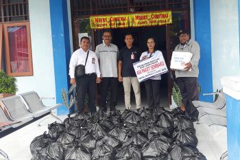 Angkasa Pura I bagi bahan makanan pokok secara gratis di Biak