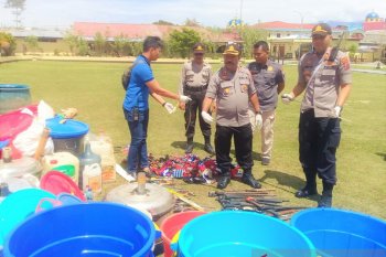 Polres Jayawijaya menyita 6.000 liter minuman keras oplosan