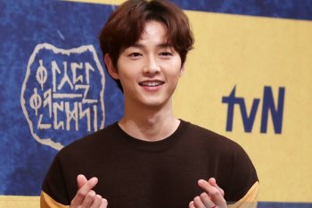 Agensi angkat bicara terkait rumor Song Joong-ki pacaran dengan pengacara