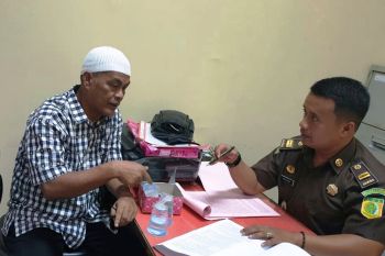 Kejari Padang tahan tersangka kasus dugaan pungli BPHTB
