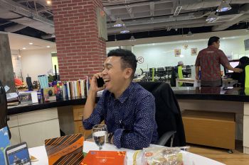 Saat ultah, Billy Mambrasar dapat kejutan dari Putri Tanjung