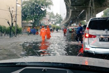 BMKG: Waspadai hujan disertai kilat dan angin kencang
