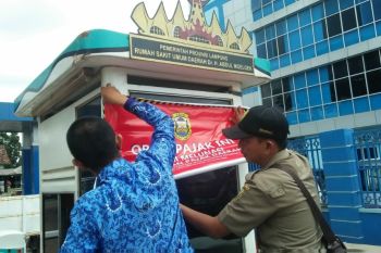 Karena tidak bayar pajak Pemkot Bandarlampung segel lahan parkir RSUD AM