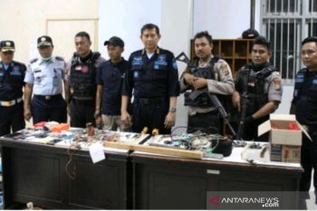 Aparat amankan barang terlarang saat razia di Lapas Palu