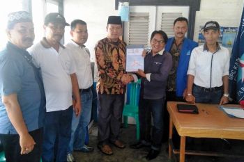 Burhanuddin mendaftarkan diri sebagai calon kepala daerah