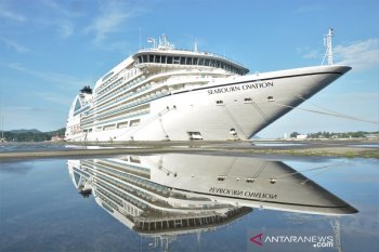 Kapal pesiar MS Seaborn Ovation bawa 994 orang turis sandar di Kota Sabang