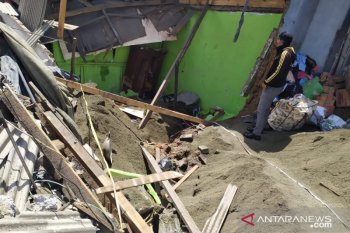 Dihantam truk bermuatan pasir, satu unit ruko hancur dan menimbun satu keluarga di Cianjur