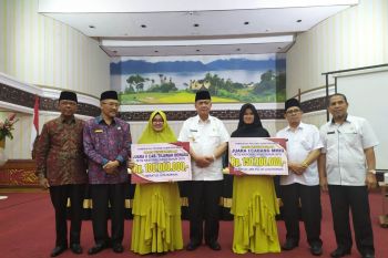 Wagub Nasrul Abit Serahkan Bonus Kafilah Pemenang MTQ Medan