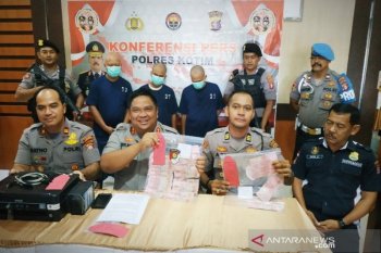Oknum perangkat desa diduga mencetak uang palsu di kantor desa