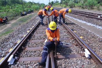 Perawatan rel KA jelang Natal dan Tahun baru