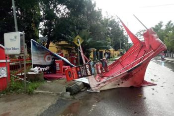 Angin kencang disertai hujan dan petir rusak puluhan rumah di Sumbawa Barat