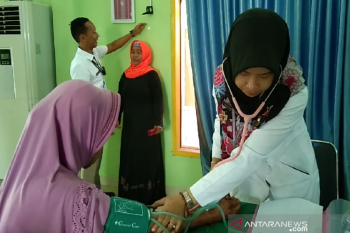 Loka RSLU Minaula Kendari periksa kesehatan dan terapi fisik puluhan lansia