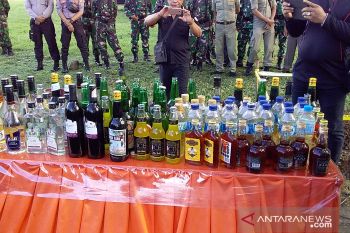 Polres Sangihe memusnahkan ribuan botol minuman beralkohol