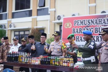 Polres Ogan Komering Ulu musnahkan ribuan botol  minuman keras