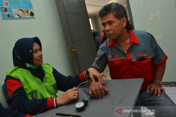 Pemeriksaan kesehatan supir bus di Jombang