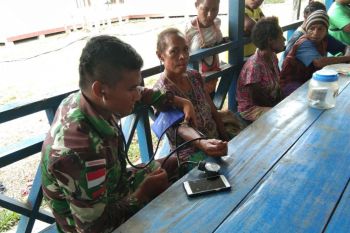Satgas Pamtas RI-PNG berikan pelayanan kesehatan di Kampung Okyako Pegunungan Bintang